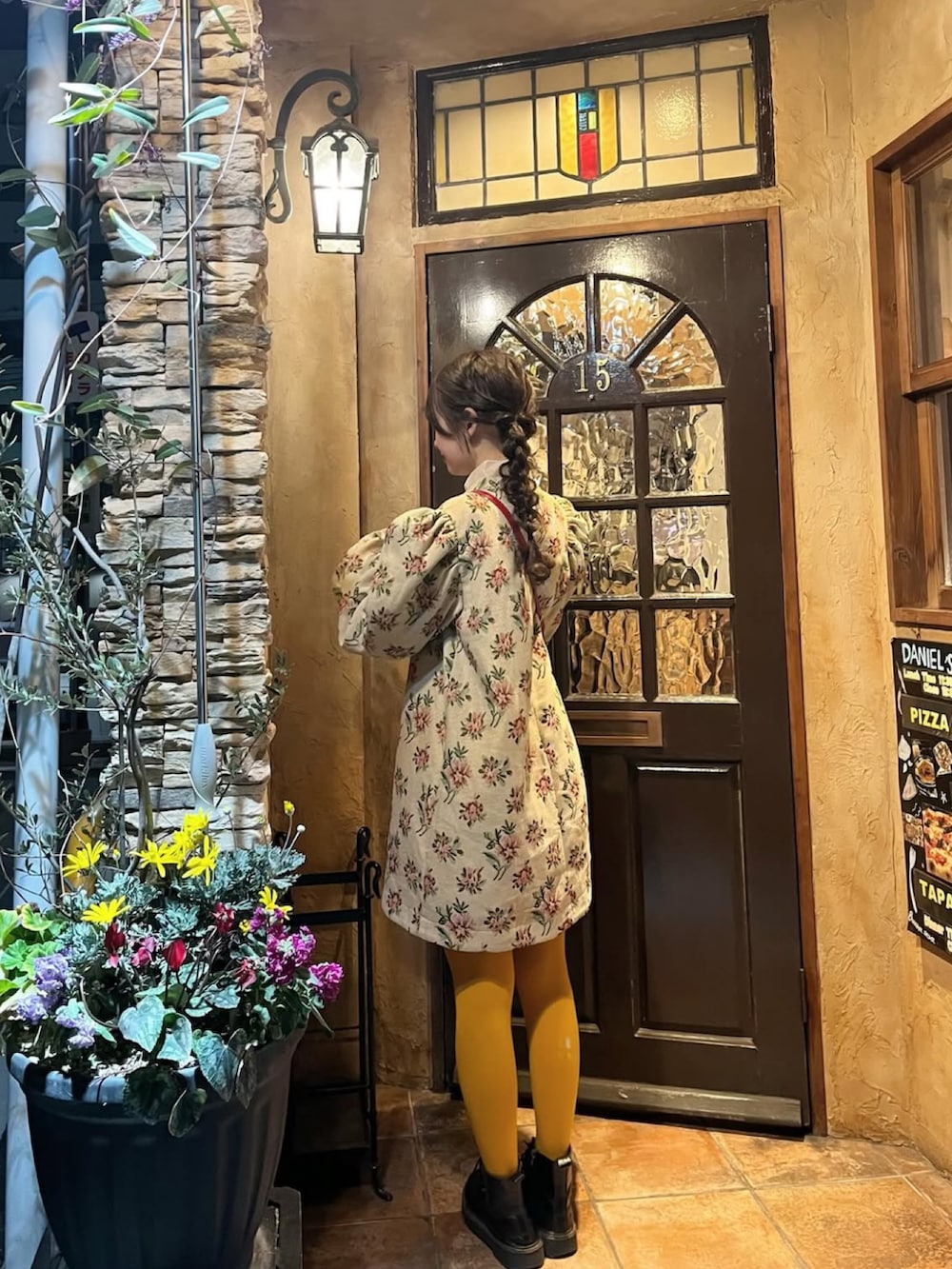 ブラック系のブーツ、ベージュ系のワンピース、イエロー系のタイツ/ストッキングを着用したレディースの春コーディネートの3枚目の写真