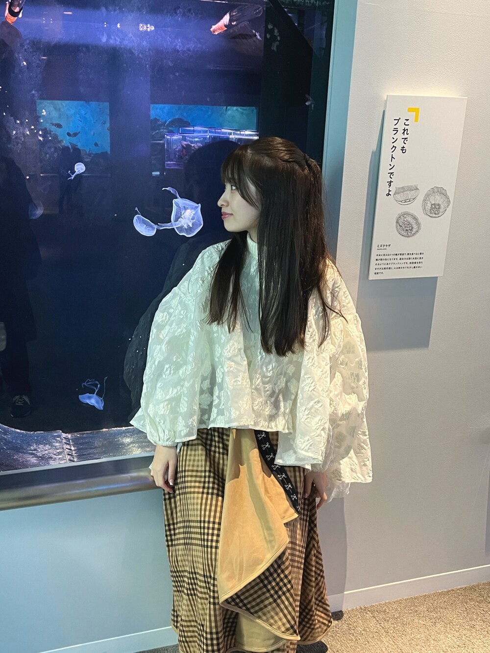 「冬服コーデ、お出かけコーデ、水族館コーデ、デートコーデ、一癖コーデ、ootd、きょコ、淡色コーデ、きれいめカジュアル、秋冬コーデ、ロングスカート、大人かわいい、スカートコーデ、163cmコーデ、骨格ウェーブ」｜「ackaのアイテム（その他トップス、ホワイト系）」を使った、𝘴𝘩𝘪𝘰𝘳𝘪さん（骨格ウェーブ・レディース・163cm）の冬コーディネートの4枚目の写真