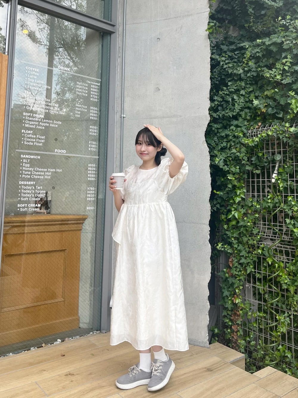 ブラウン系のブルゾン、ホワイト系のドレス、ホワイト系のスニーカーを着用したレディースの春コーディネートの5枚目の写真