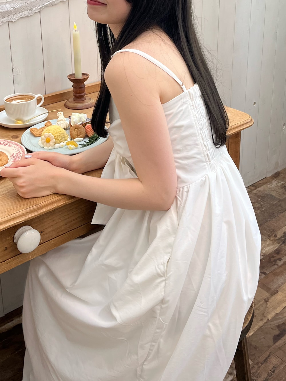 ホワイト系のワンピース、その他のその他を着用したレディースの夏コーディネートの2枚目の写真