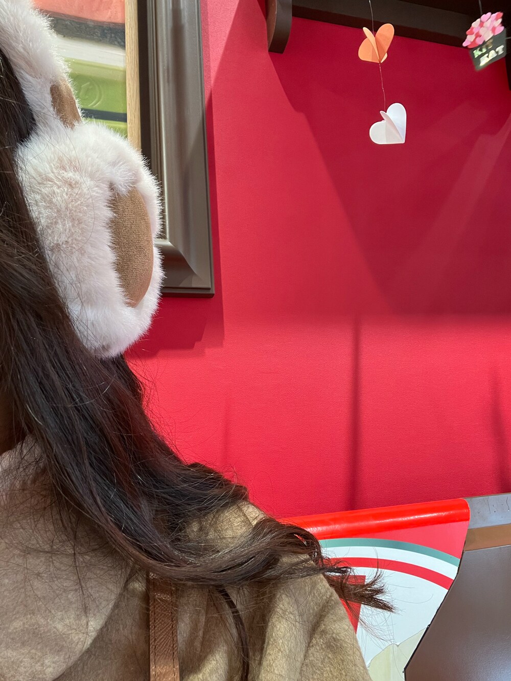 ブラウン系のパンツ、ベージュ系のジャケット/アウター、ホワイト系のニット/セーターを着用したレディースの冬コーディネートの4枚目の写真