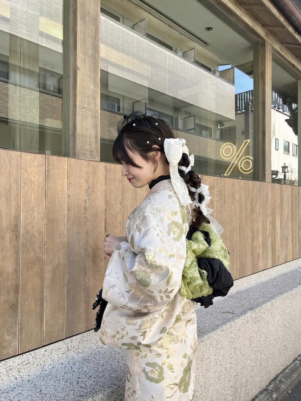 ホワイト系の着物、その他のその他を着用したレディースの春コーディネートの3枚目の写真