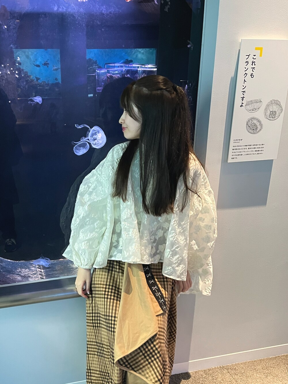 「冬服コーデ、お出かけコーデ、水族館コーデ、デートコーデ、一癖コーデ、ootd、きょコ、淡色コーデ、きれいめカジュアル、秋冬コーデ、ロングスカート、大人かわいい、スカートコーデ、163cmコーデ、骨格ウェーブ」｜「ackaのアイテム（その他トップス、ホワイト系）」を使った、𝘴𝘩𝘪𝘰𝘳𝘪さん（骨格ウェーブ・レディース・163cm）の冬コーディネートの3枚目の写真