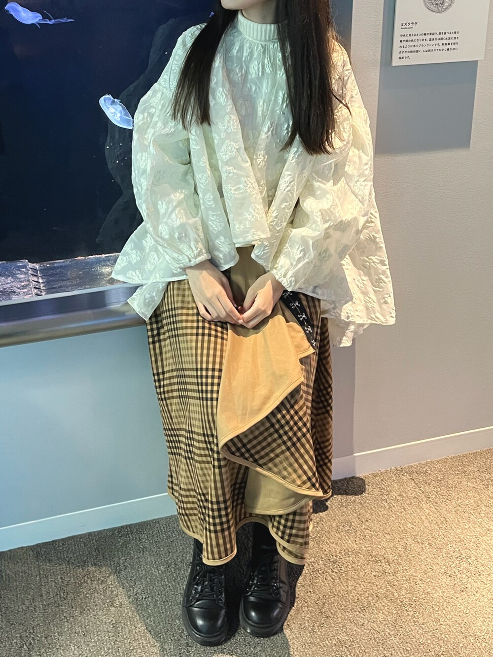 「冬服コーデ、お出かけコーデ、水族館コーデ、デートコーデ、一癖コーデ、ootd、きょコ、淡色コーデ、きれいめカジュアル、秋冬コーデ、ロングスカート、大人かわいい、スカートコーデ、163cmコーデ、骨格ウェーブ」｜「ackaのアイテム（その他トップス、ホワイト系）」を使った、𝘴𝘩𝘪𝘰𝘳𝘪さん（骨格ウェーブ・レディース・163cm）の冬コーディネートの2枚目の写真