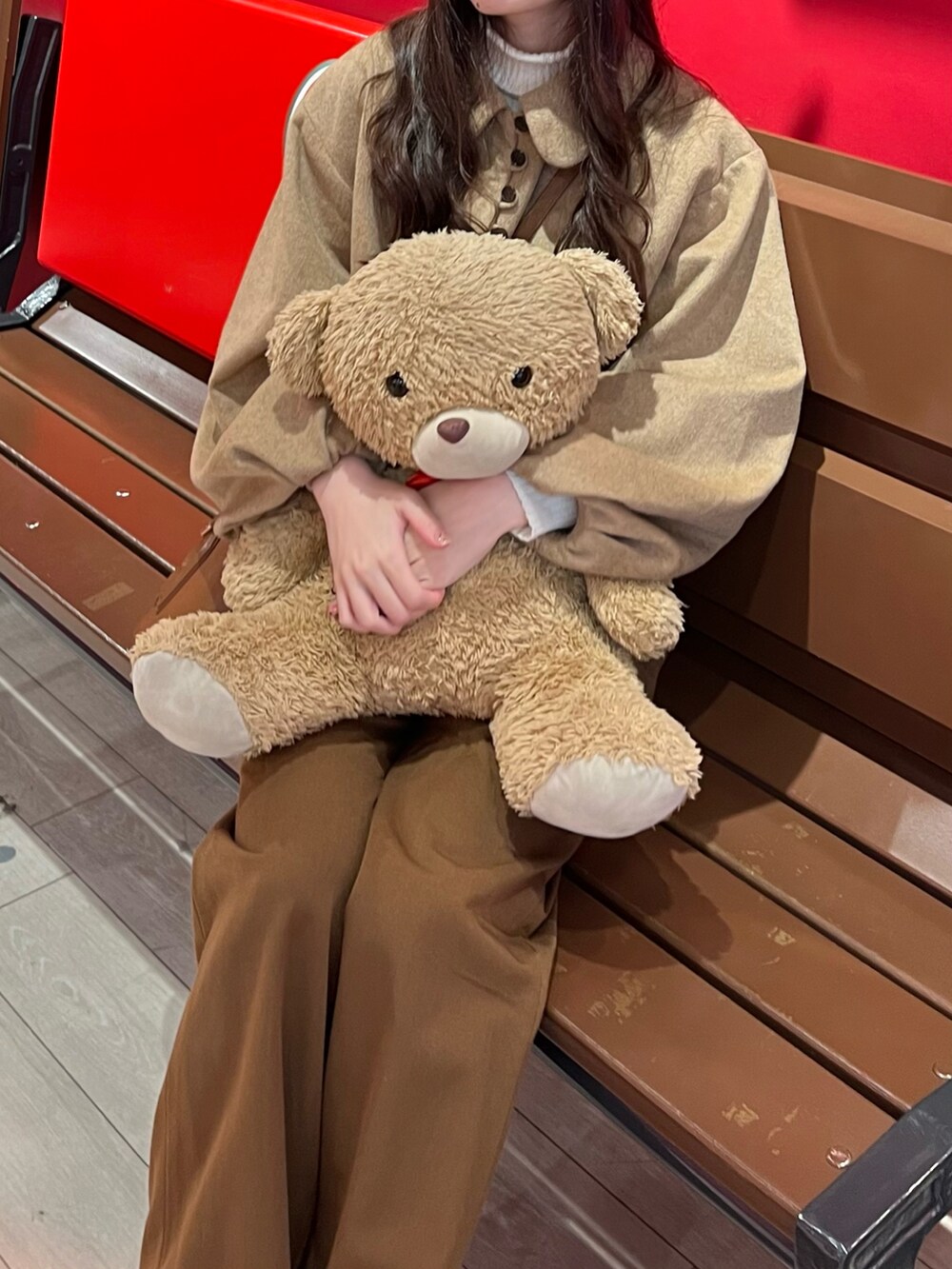 ブラウン系のパンツ、ベージュ系のジャケット/アウター、ホワイト系のニット/セーターを着用したレディースの冬コーディネートの3枚目の写真