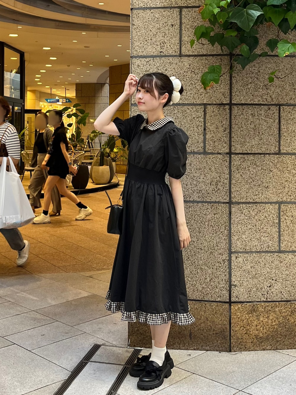 「夏ルックで気分アップ、夏コーデ、大人かわいい、ガーリーコーデ、ワンピーススタイル、フレンチガーリー、meltie、シュシュ、お団子ヘアー、高身長女子、骨格ウェーブ、カフェコーデ、outfit、163cmコーデ、WEARタイアップ」｜「meltieのアイテム（ワンピース、ブラック系）」を使った、𝘴𝘩𝘪𝘰𝘳𝘪さん（骨格ウェーブ・レディース・164cm）の夏コーディネートの4枚目の写真
