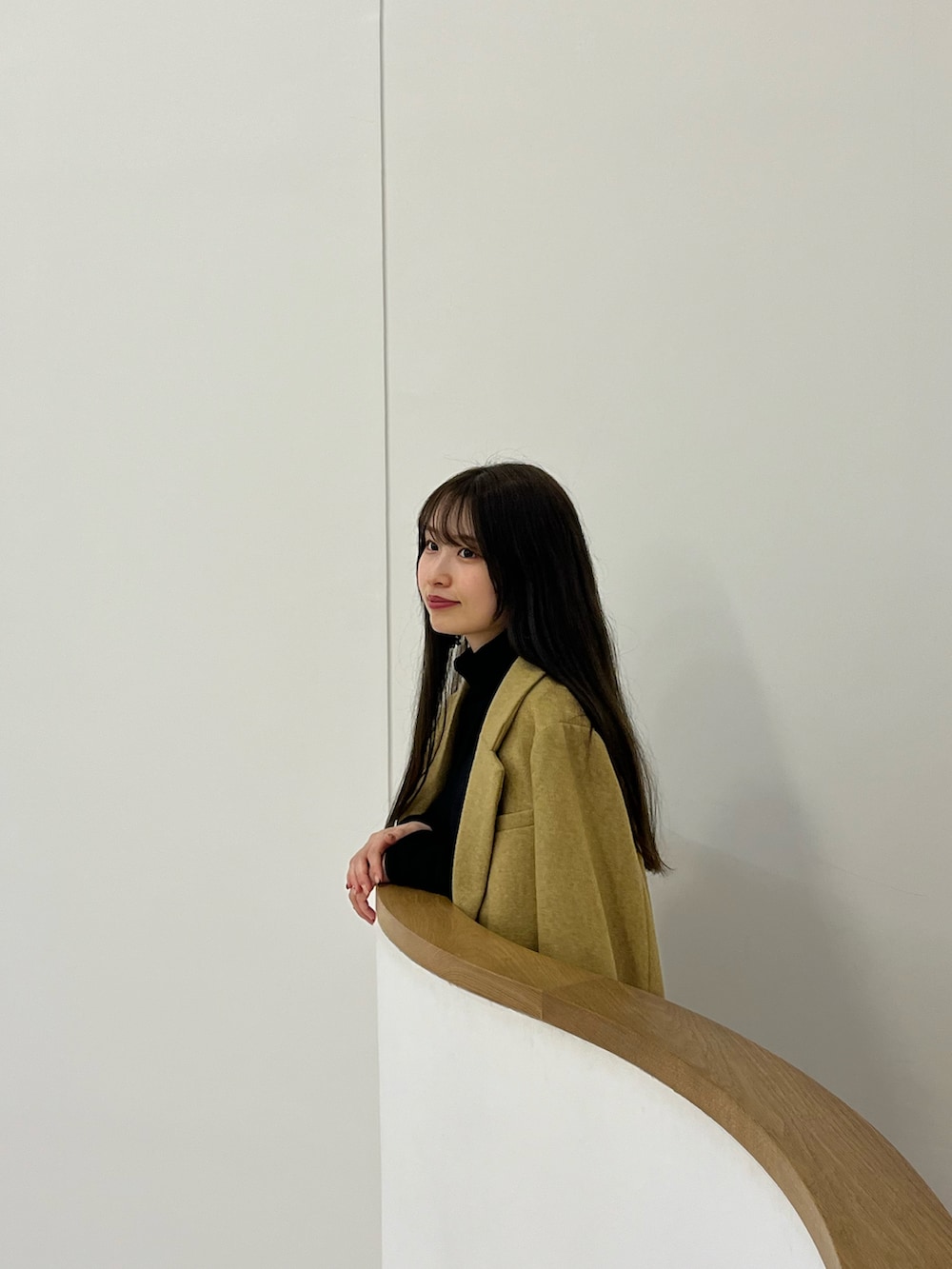 「今日のコーデ、レディースファッション、キレイめコーデ、美術館コーデ、ジャケット、淡色コーデ、淡色女子、骨格ウェーブ、ブルべ夏、ヘアアレンジ、オケージョン、通勤コーデ、オフィスカジュアル、春服、春先取り」｜「Instagram：【_i2.sh】のアイテム（その他、その他）」を使った、𝘴𝘩𝘪𝘰𝘳𝘪さん（骨格ウェーブ・レディース・163cm）の冬コーディネートの3枚目の写真