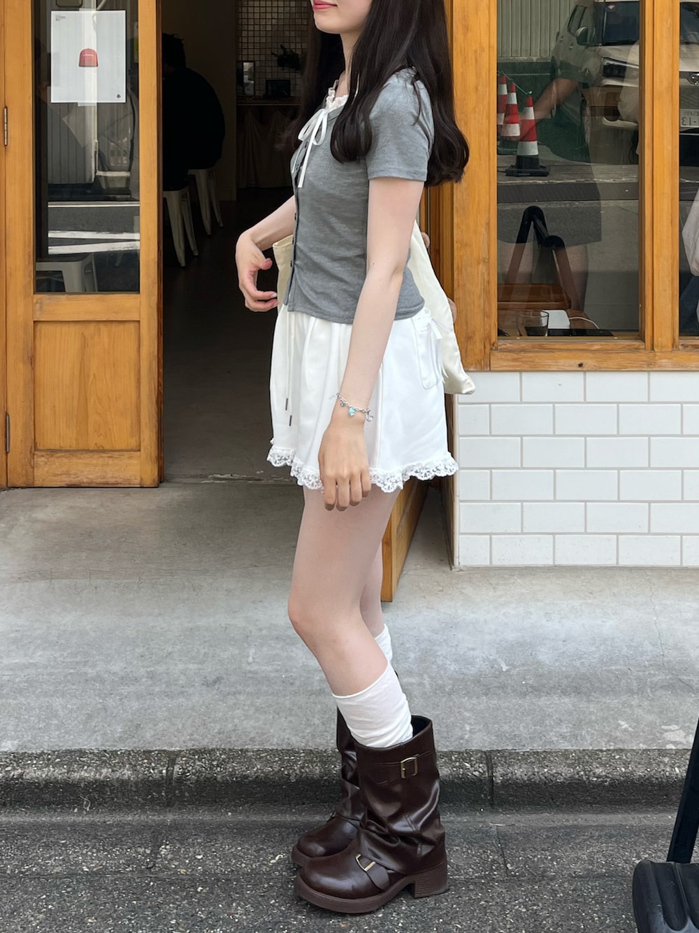 グレー系のカーディガン/ボレロ、ホワイト系のスウェットパンツ、ベージュ系のトートバッグを着用したレディースの夏コーディネートの2枚目の写真