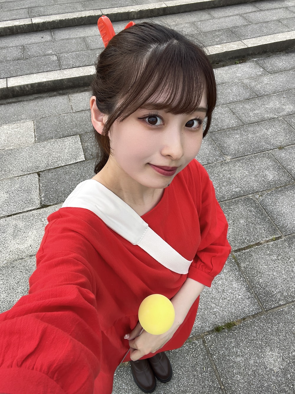 ホワイト系のショルダーバッグ、レッド系のワンピース、ブラウン系のブーツを着用したレディースの夏コーディネートの3枚目の写真