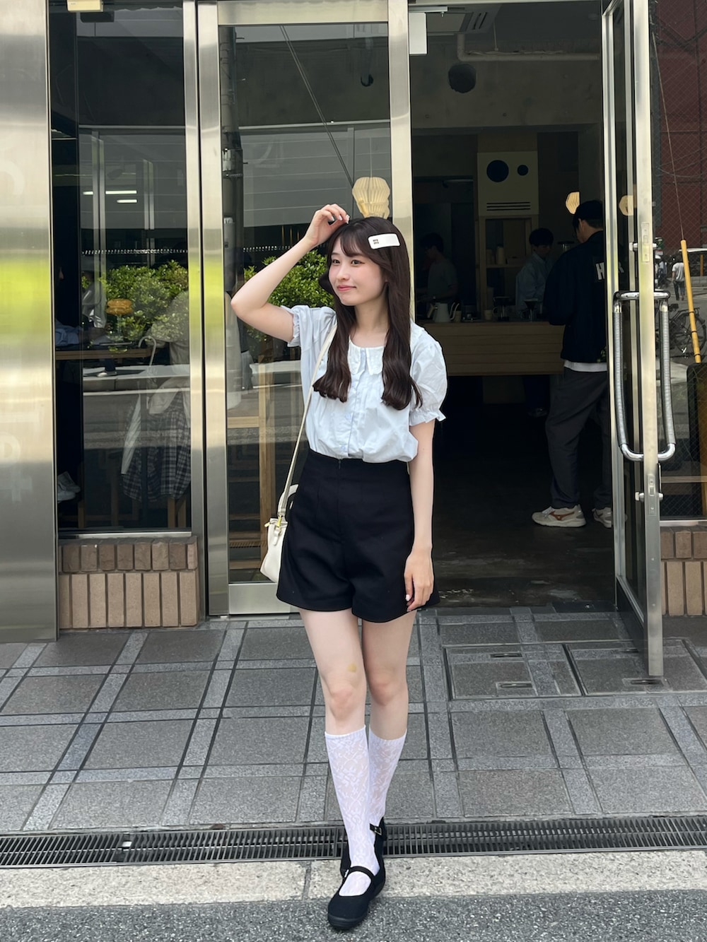 「夏ファッション、骨格ウェーブ、ブラウスコーデ、ブルーコーデ、水色シャツ、韓国ファッション、バレエコア、レースソックス、ガーリーコーデ、ブルベ夏、レイヤードスタイル、フレンチガーリー、デートコーデ、カフェコーデ、韓国コーデ」｜「sheinのアイテム（シャツ/ブラウス、ブルー系）」を使った、𝘴𝘩𝘪𝘰𝘳𝘪さん（骨格ウェーブ・レディース・163cm）の夏コーディネートの3枚目の写真