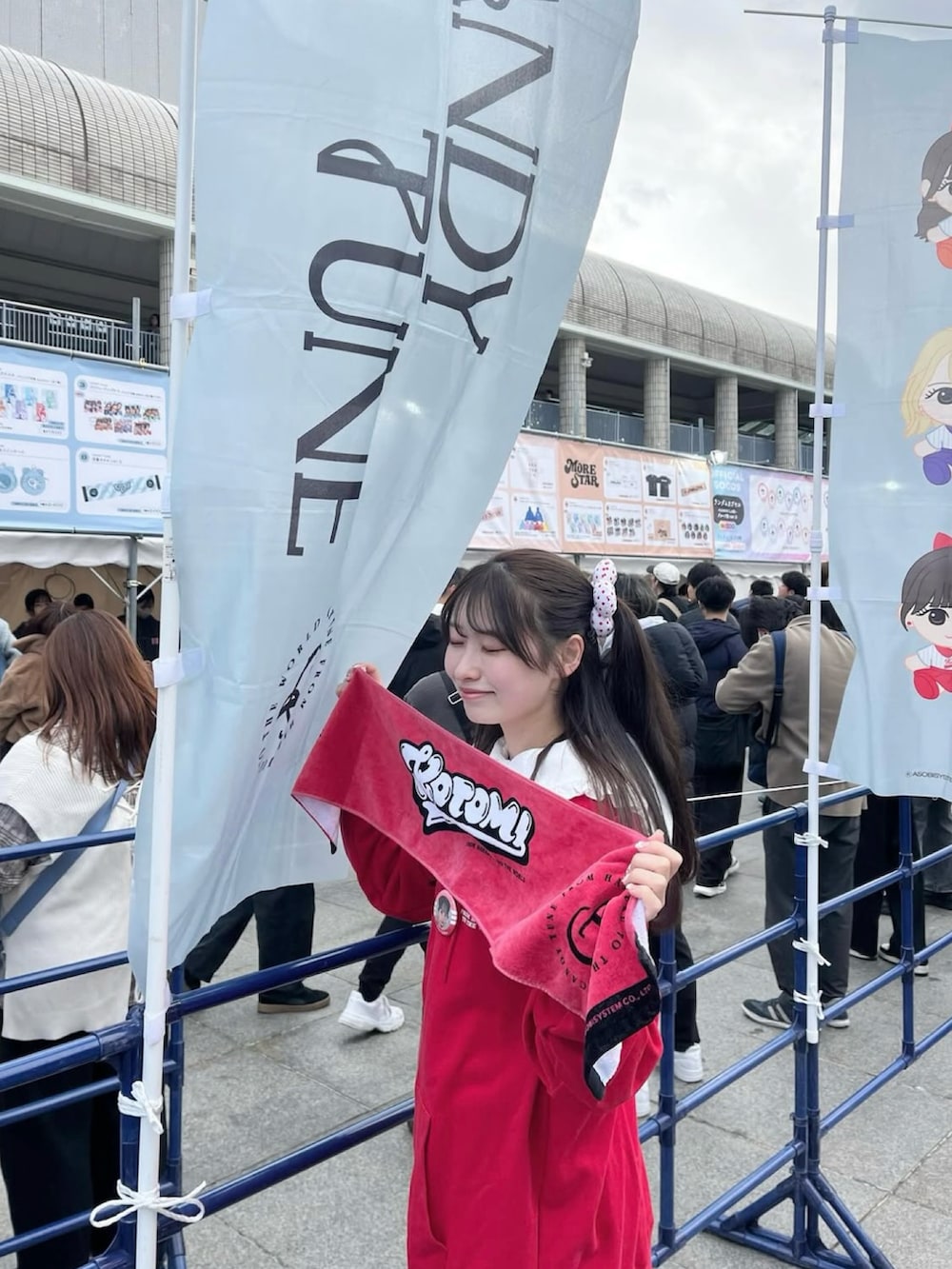 グレー系のスカート、レッド系のパーカー、その他のその他を着用したレディースの春コーディネートの3枚目の写真