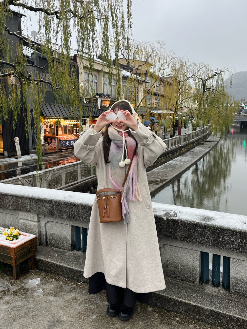 「冬アウター、お出かけコーデ、休日スタイル、キレイめカジュアル、冬服コーデ、ootd、雪の日、ロングコート、骨格ウェーブ、ブルべ夏、マフラーコーデ、淡色コーデ、GRL、マーメイドスカート、プチプラ」｜「FURLAのアイテム（ショルダーバッグ、ブラウン系）」を使った、𝘴𝘩𝘪𝘰𝘳𝘪さん（骨格ウェーブ・レディース・163cm）の冬コーディネートの3枚目の写真