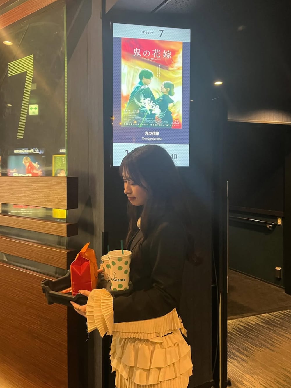 ブラック系のテーラードジャケット、その他のその他を着用したレディースの春コーディネートの2枚目の写真