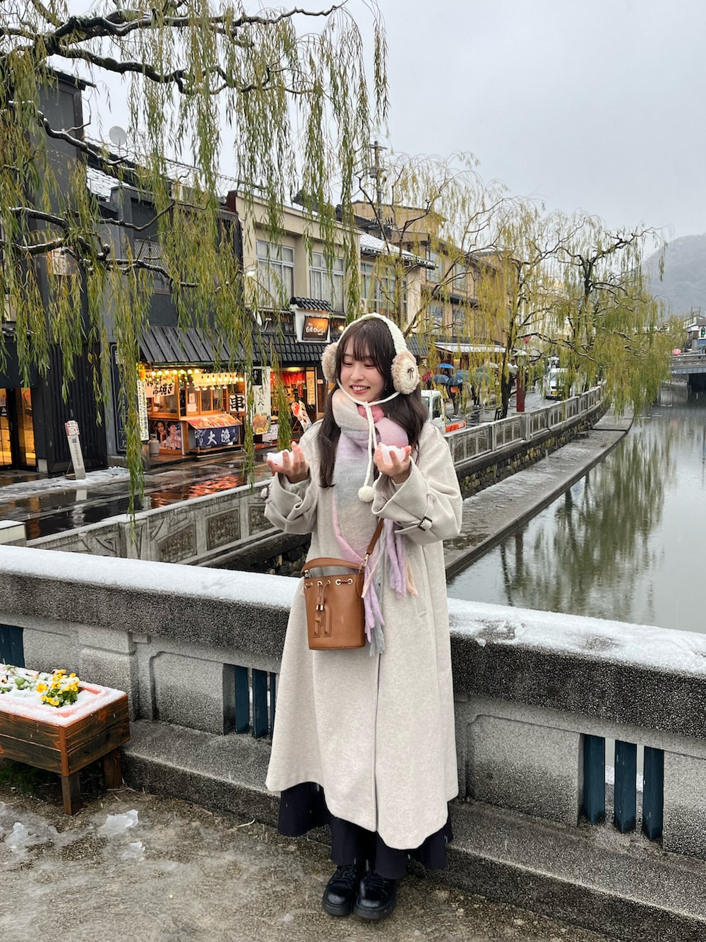 「冬アウター、お出かけコーデ、休日スタイル、キレイめカジュアル、冬服コーデ、ootd、雪の日、ロングコート、骨格ウェーブ、ブルべ夏、マフラーコーデ、淡色コーデ、GRL、マーメイドスカート、プチプラ」｜「FURLAのアイテム（ショルダーバッグ、ブラウン系）」を使った、𝘴𝘩𝘪𝘰𝘳𝘪さん（骨格ウェーブ・レディース・163cm）の冬コーディネートの4枚目の写真