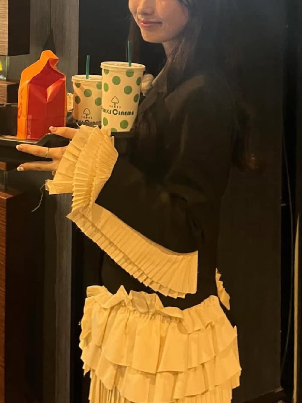 ブラック系のテーラードジャケット、その他のその他を着用したレディースの春コーディネートの4枚目の写真