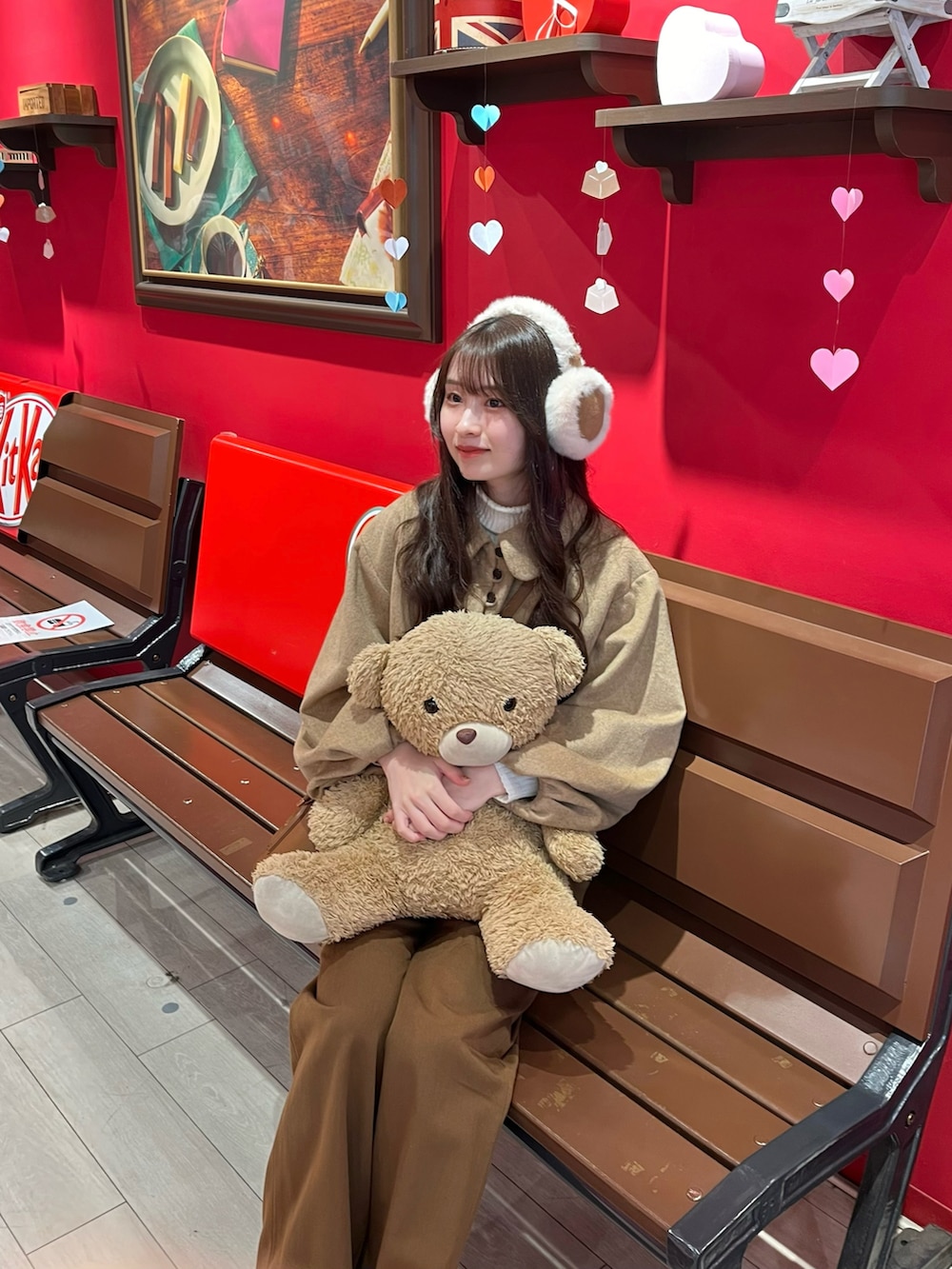 ブラウン系のパンツ、ベージュ系のジャケット/アウター、ホワイト系のニット/セーターを着用したレディースの冬コーディネートの2枚目の写真