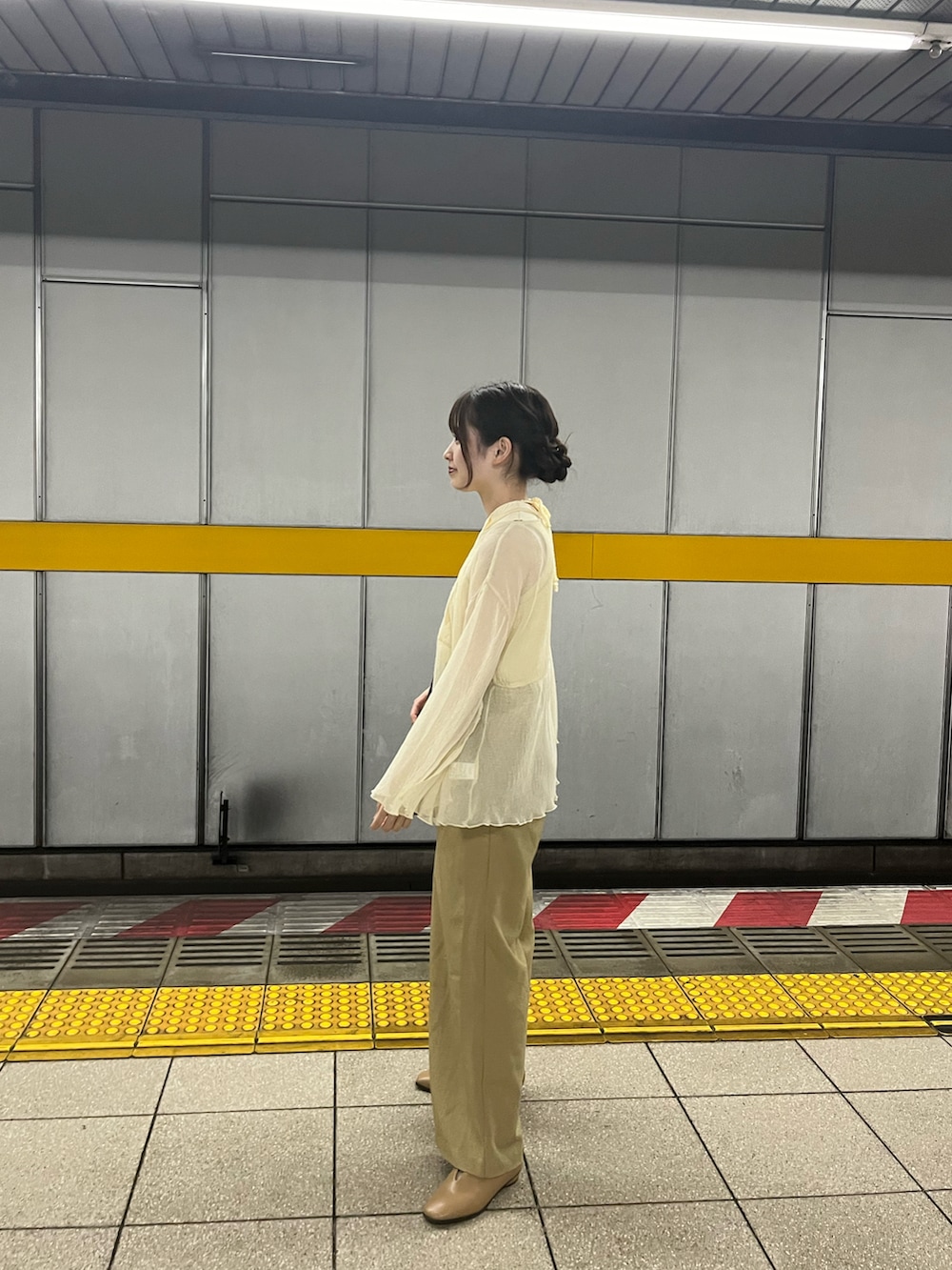 ベージュ系のシャツ/ブラウス、ベージュ系のタンクトップ、ブラウン系のショルダーバッグを着用したレディースの夏コーディネートの2枚目の写真