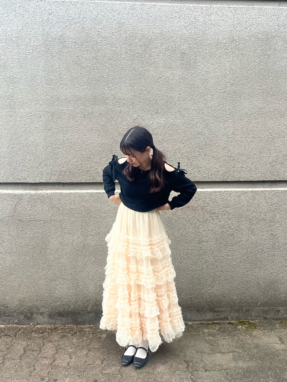 ホワイト系のスカート、ブラック系のトップス、その他のその他を着用したレディースの夏コーディネートの2枚目の写真