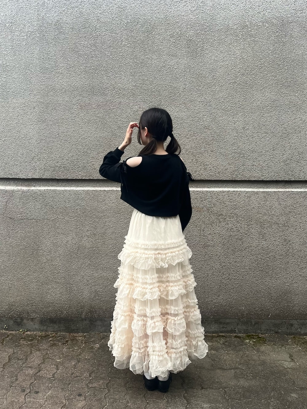 ホワイト系のスカート、ブラック系のトップス、その他のその他を着用したレディースの夏コーディネートの3枚目の写真