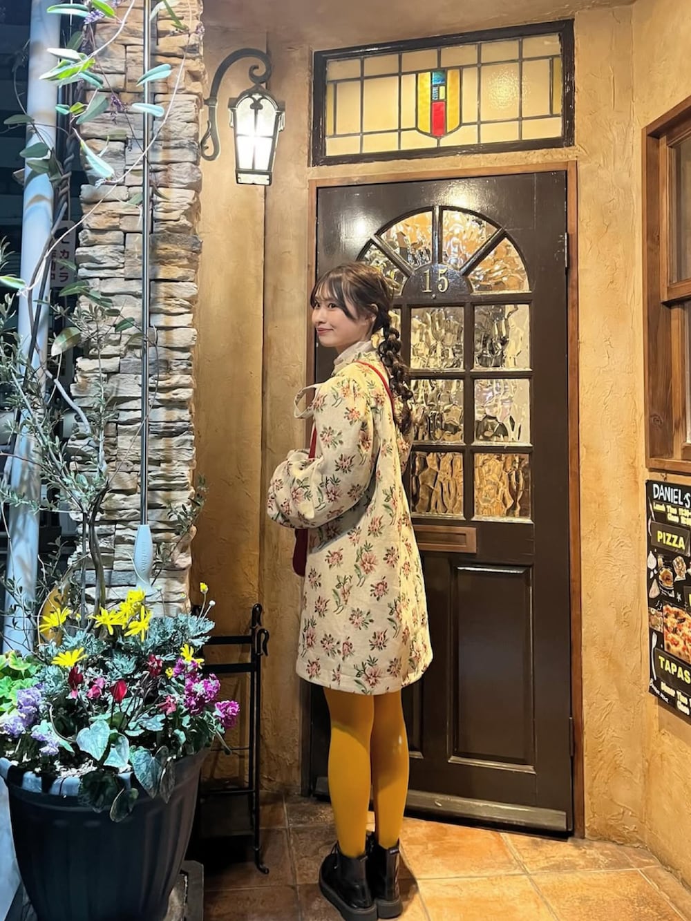 ブラック系のブーツ、ベージュ系のワンピース、イエロー系のタイツ/ストッキングを着用したレディースの春コーディネートの4枚目の写真