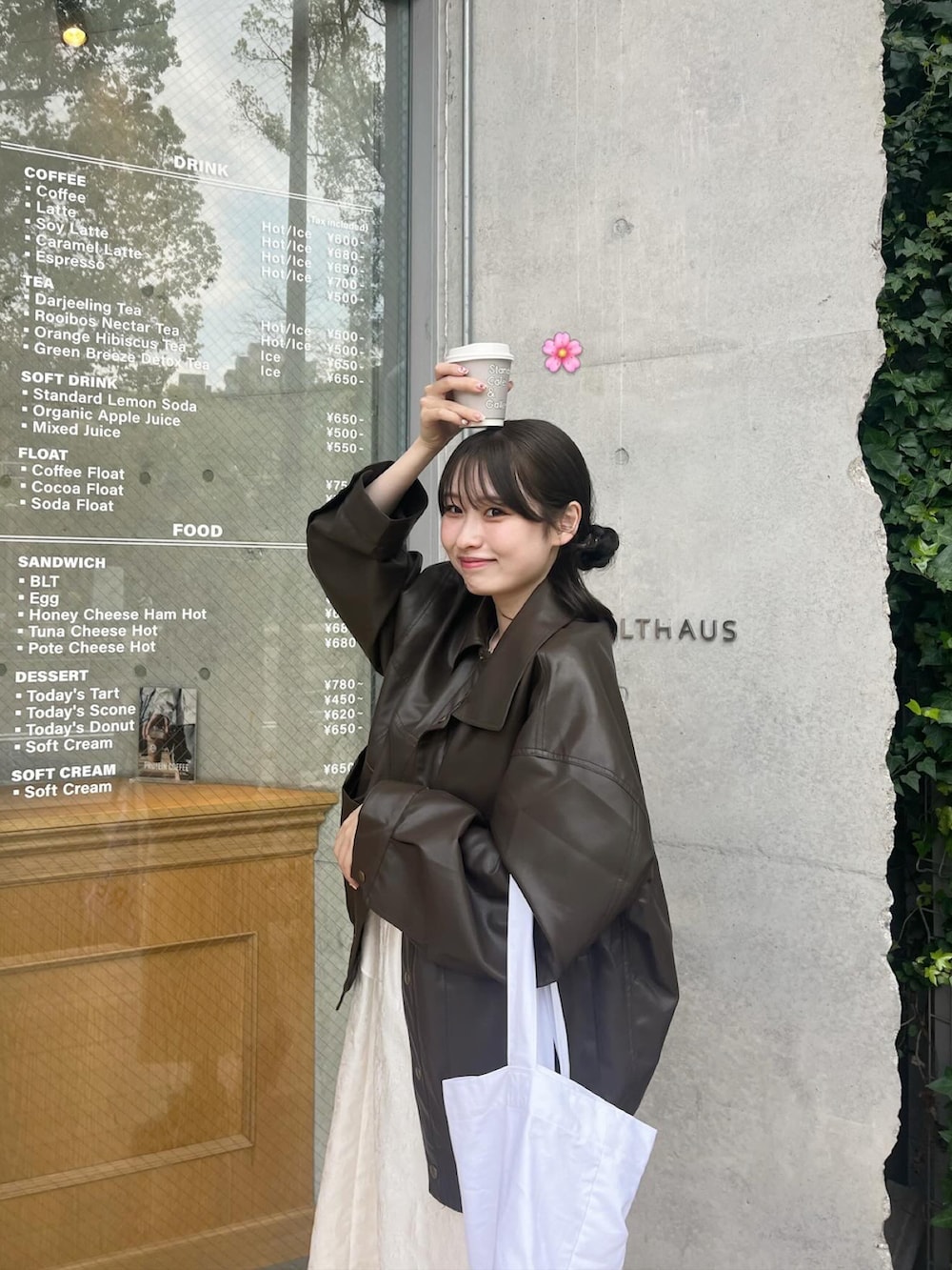 ブラウン系のブルゾン、ホワイト系のドレス、ホワイト系のスニーカーを着用したレディースの春コーディネートの4枚目の写真