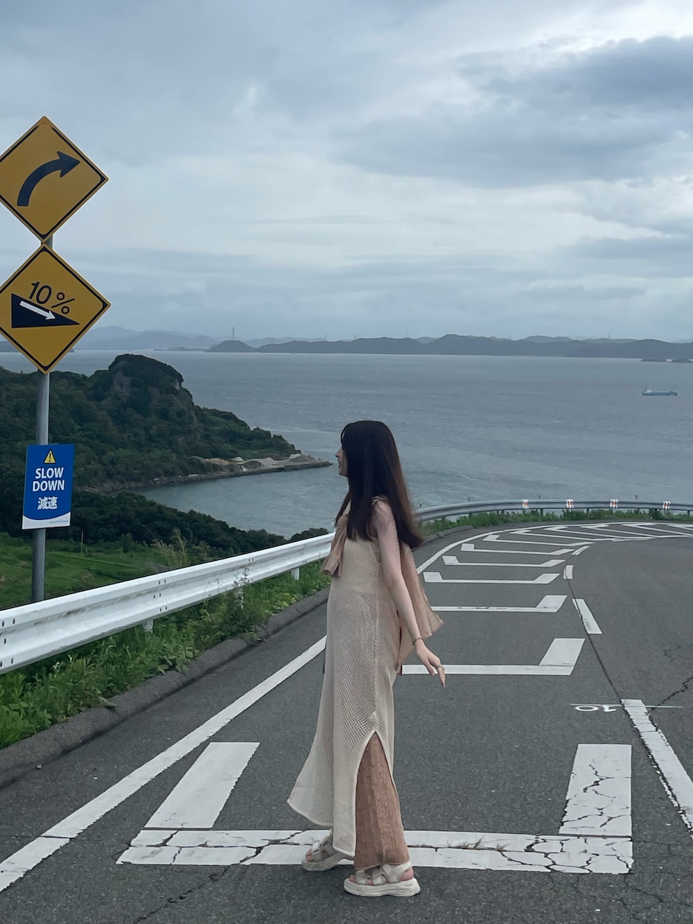 「夏コーデ、海コーデ、旅行コーデ、初夏コーデ、休日スタイル、夏ファッション、高身長コーデ、シンプルコーデ、163cm、骨格ウェーブ、ラフコーデ、淡色コーデ、プチプラ、レイヤードスタイル、一癖ある淡色コーデ」｜「GUのアイテム（ワンピース、ベージュ系）」を使った、𝘴𝘩𝘪𝘰𝘳𝘪さん（骨格ウェーブ・レディース・163cm）の夏コーディネートの3枚目の写真