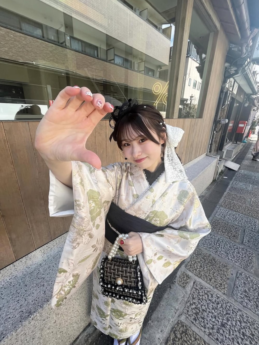 ホワイト系の着物、その他のその他を着用したレディースの春コーディネートの4枚目の写真