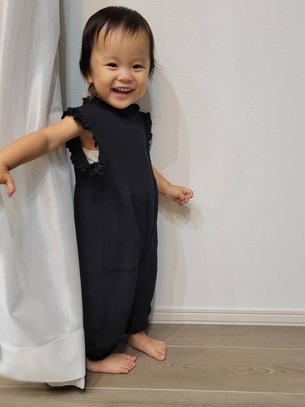 ブラック系のオールインワン・サロペットを着用したキッズの秋コーディネートの2枚目の写真