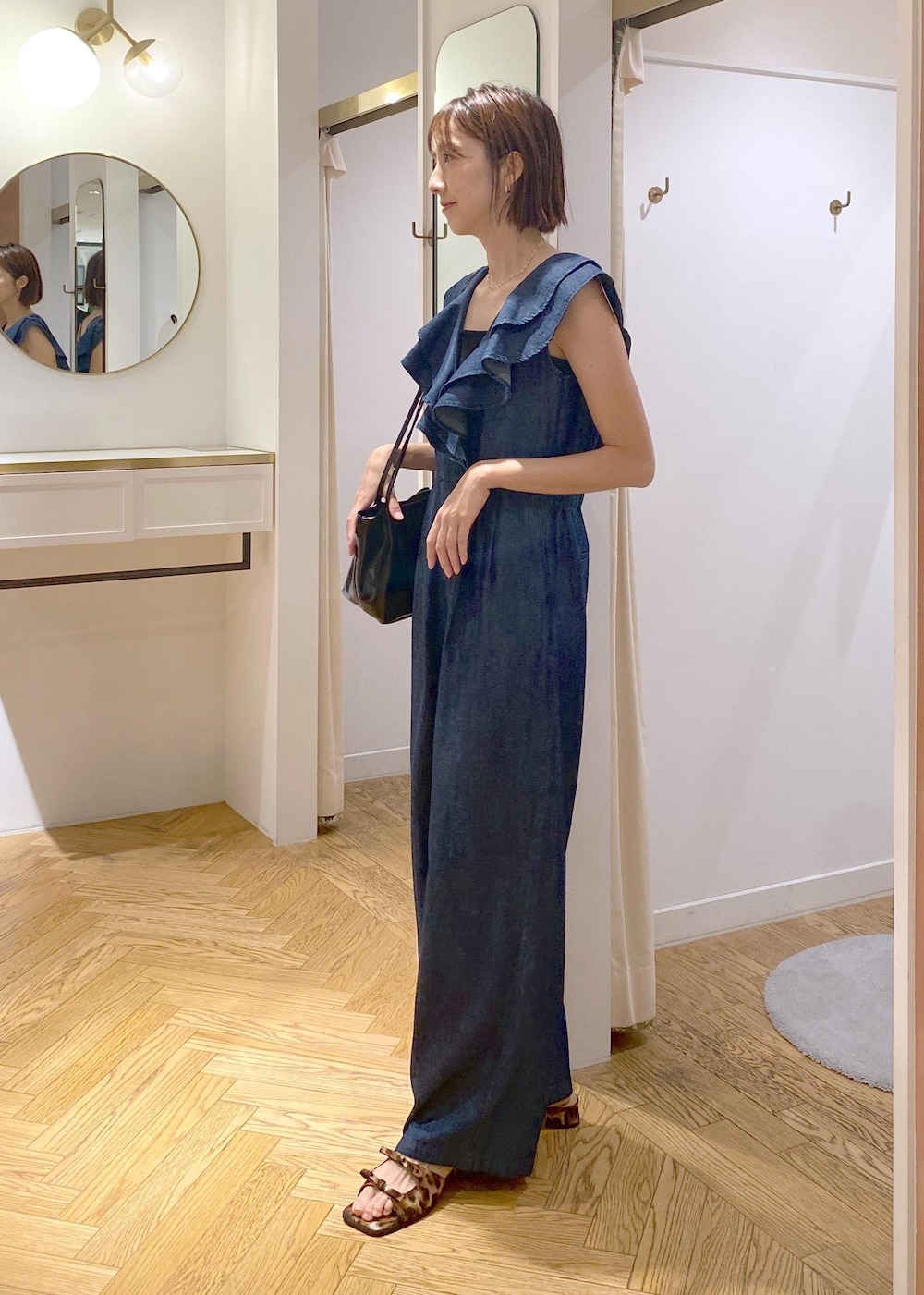 「楽ちん、サロペット、夏コーデ、デートコーデ、お出かけコーデ、旅行コーデ、フェスコーデ、推し活コーデ、女子会コーデ、大人カジュアル、体型カバー、カジュアルコーデ、シンプルコーデ、ベーシック、VIS」｜「VISのデザインチェーンチョーカーネックレス（ネックレス、ゴールド系）」を使った、eric08さん（レディース・166cm）の夏コーディネートの2枚目の写真