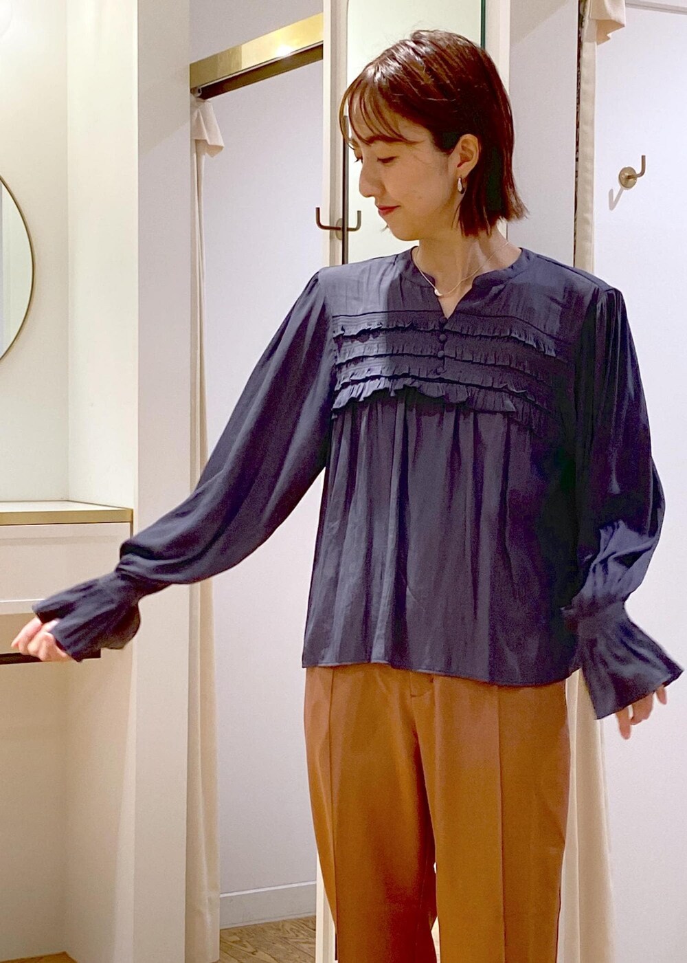 ブラック系のローファー、グレー系のシャツ/ブラウス、イエロー系のスラックスを着用したレディースの秋コーディネートの8枚目の写真