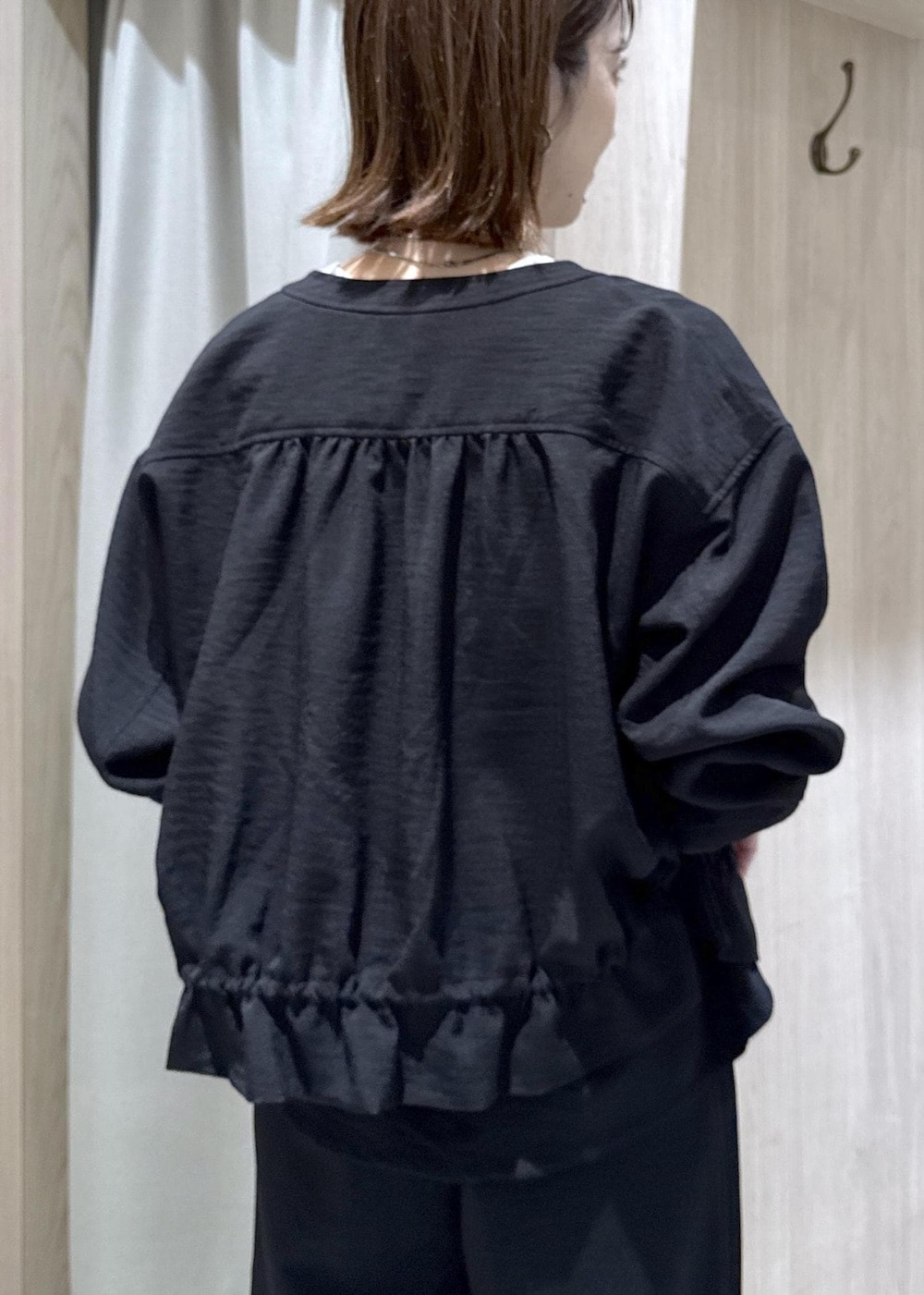 ホワイト系のショルダーバッグ、ホワイト系のパンプス、ブラック系のブルゾンを着用したレディースの春コーディネートの9枚目の写真
