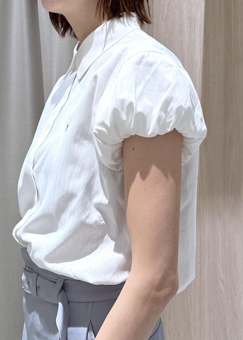 ブラック系のパンプス、ブラック系のショルダーバッグ、ブルー系のその他パンツを着用したレディースの春コーディネートの8枚目の写真
