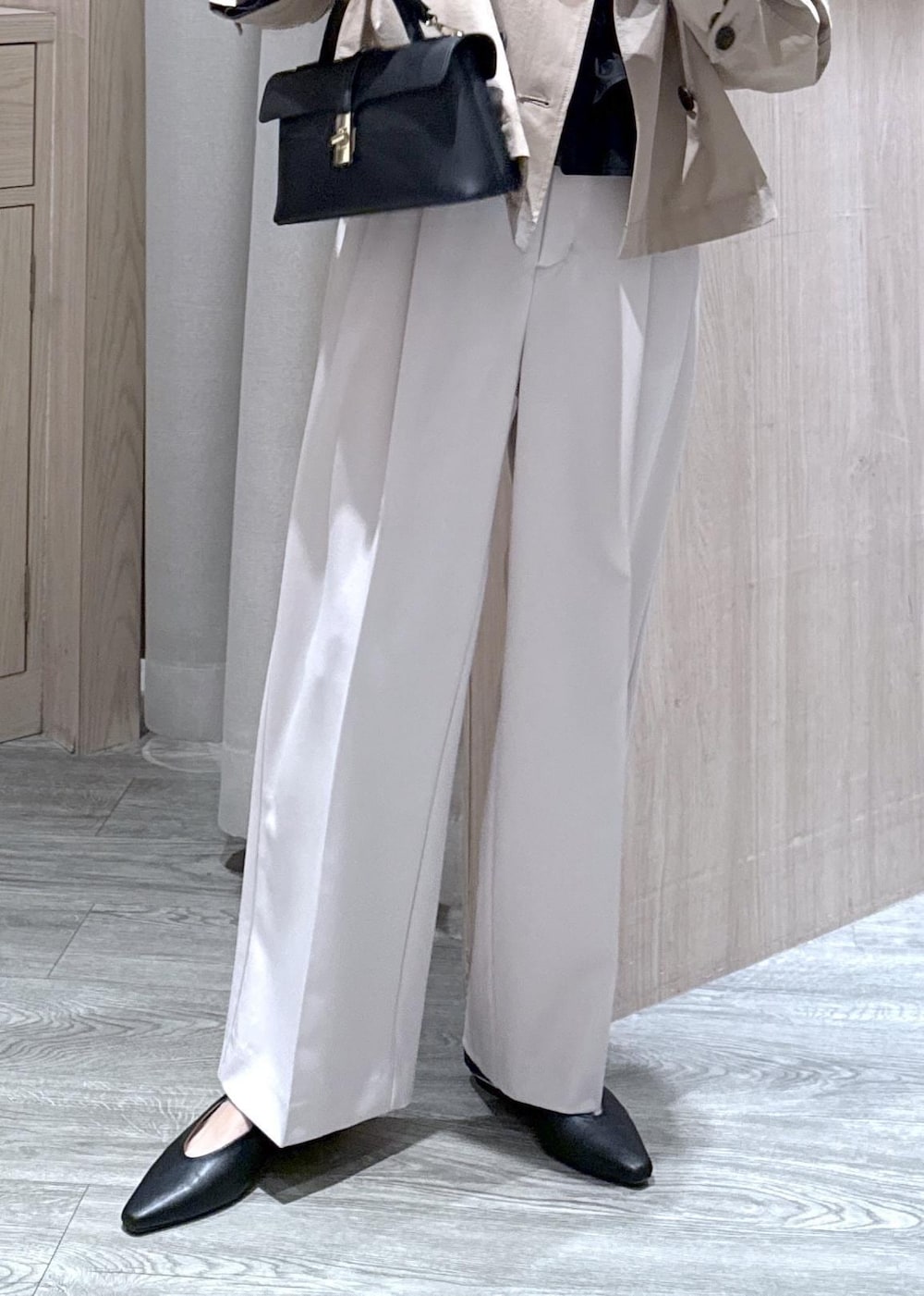 ベージュ系のその他パンツ、ブラック系のショルダーバッグ、ブラック系のパンプスを着用したレディースの冬コーディネートの6枚目の写真