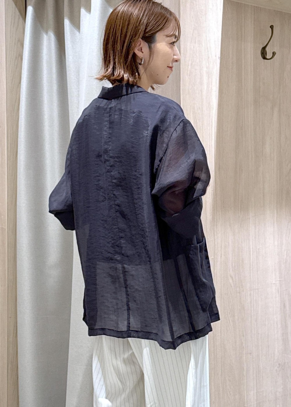 グレー系のショルダーバッグ、シルバー系のパンプス、ブラック系のTシャツ/カットソーを着用したレディースの夏コーディネートの7枚目の写真