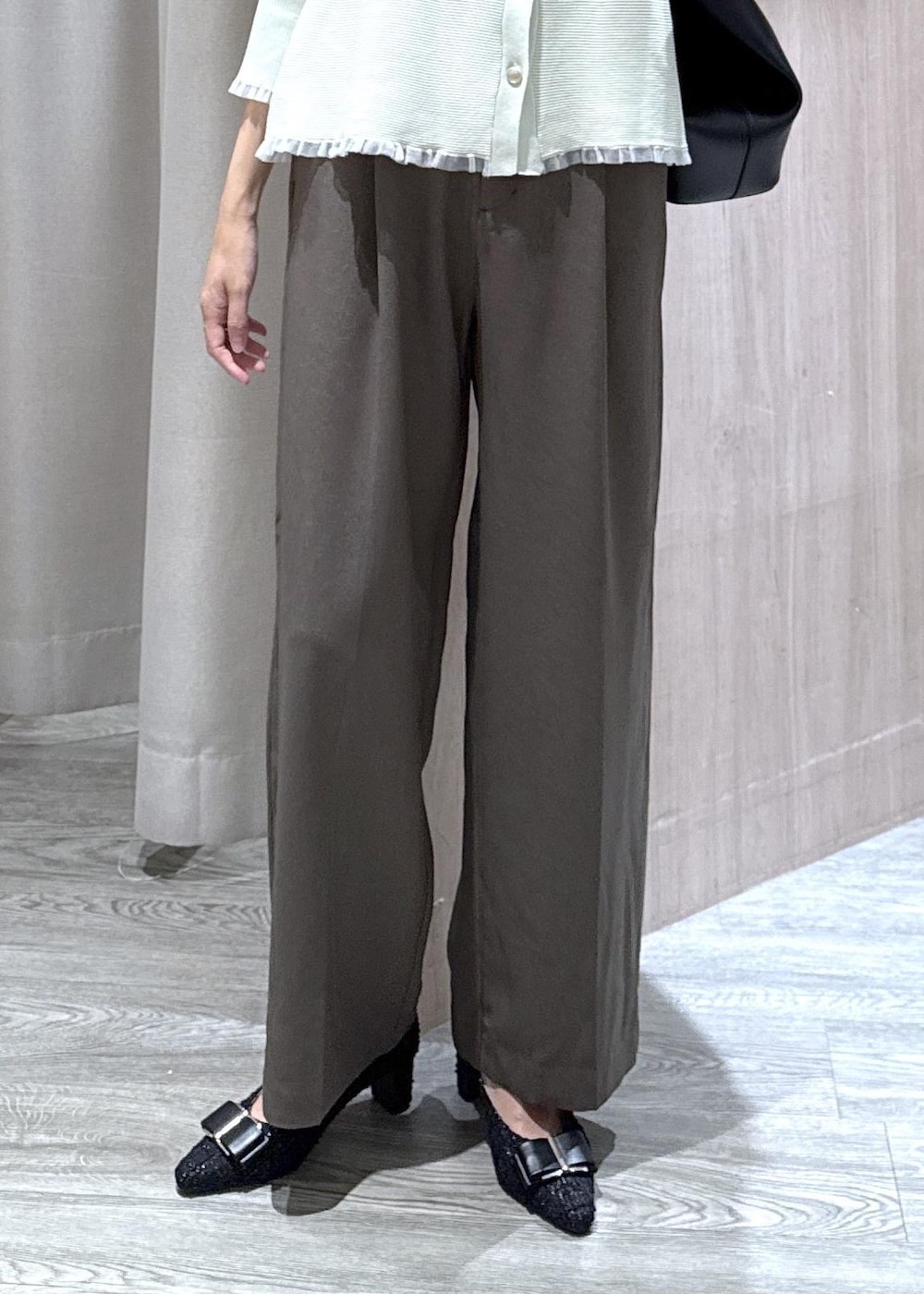 グリーン系のその他パンツ、ブラック系のビジネスバッグ、ブラック系のパンプスを着用したレディースの秋コーディネートの5枚目の写真