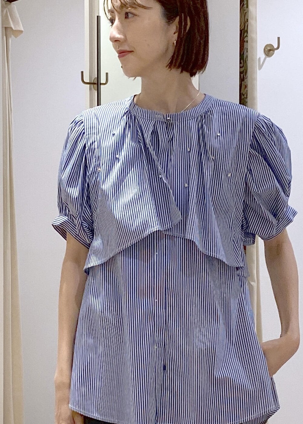 ブラック系のキャミソール、ブラック系のショルダーバッグ、ブラック系のサンダルを着用したレディースの夏コーディネートの6枚目の写真