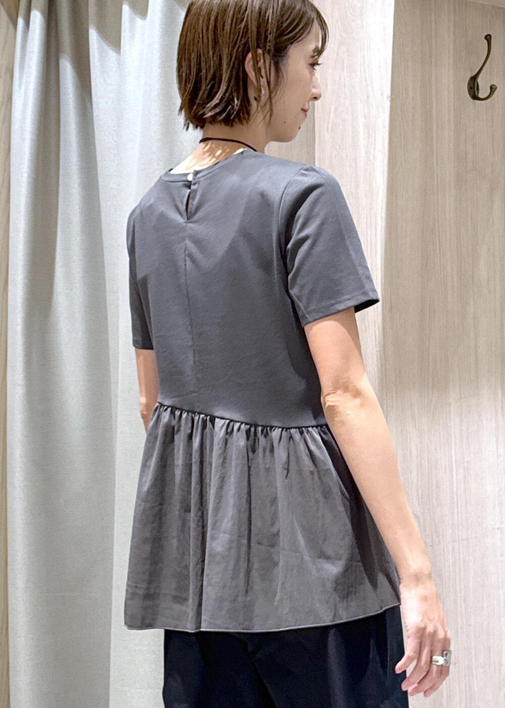 レッド系のサンダル、グレー系のTシャツ/カットソー、ブラック系のその他パンツを着用したレディースの夏コーディネートの9枚目の写真