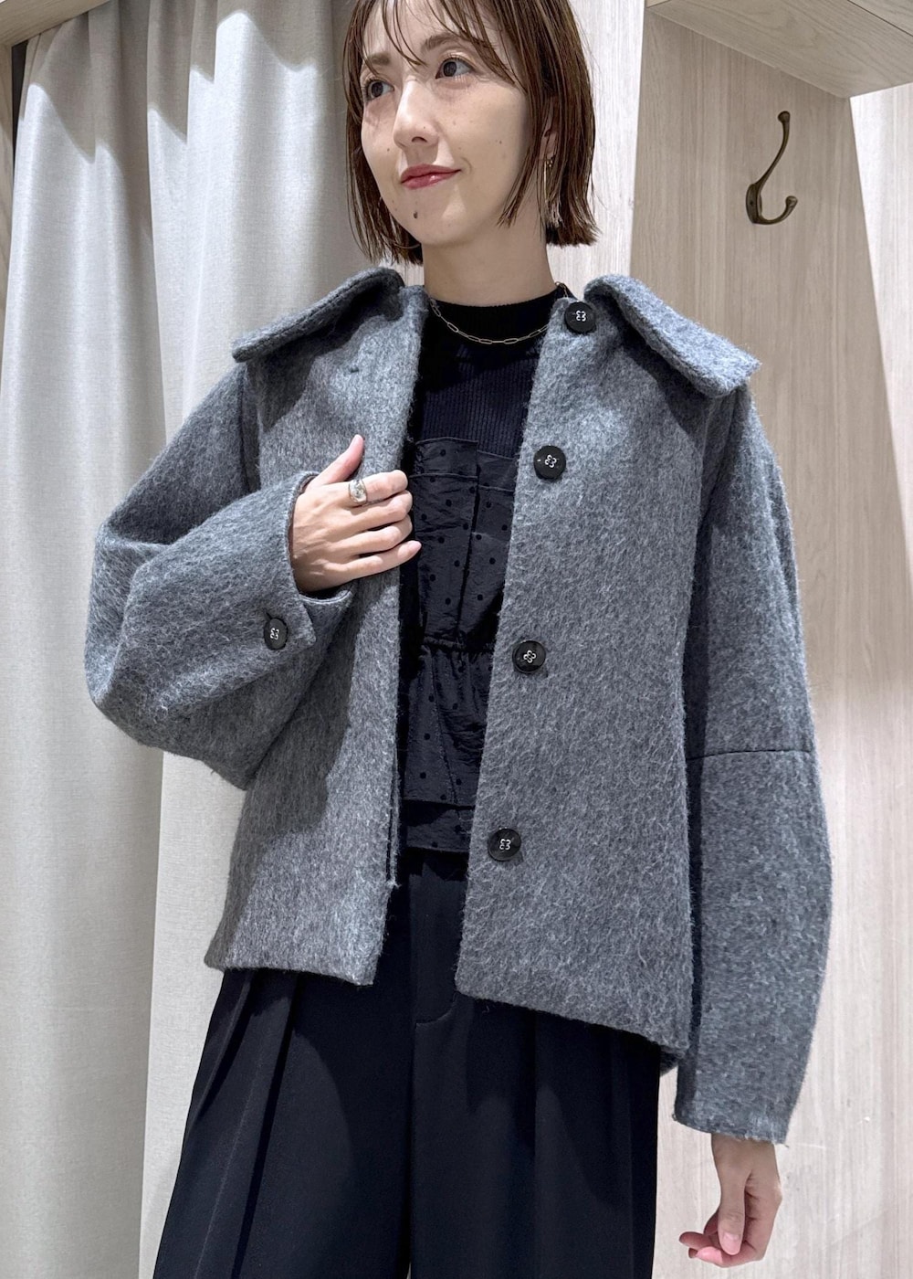 ブラック系のトートバッグ、グレー系のブルゾン、ブラック系のその他パンツを着用したレディースの秋コーディネートの3枚目の写真