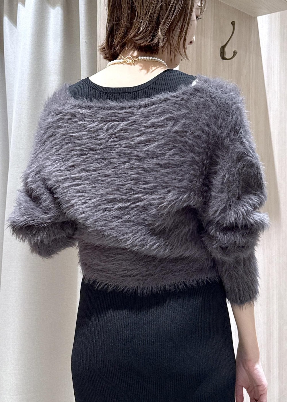 シルバー系のパンプス、グレー系のその他アウター、グレー系のワンピースを着用したレディースの冬コーディネートの8枚目の写真