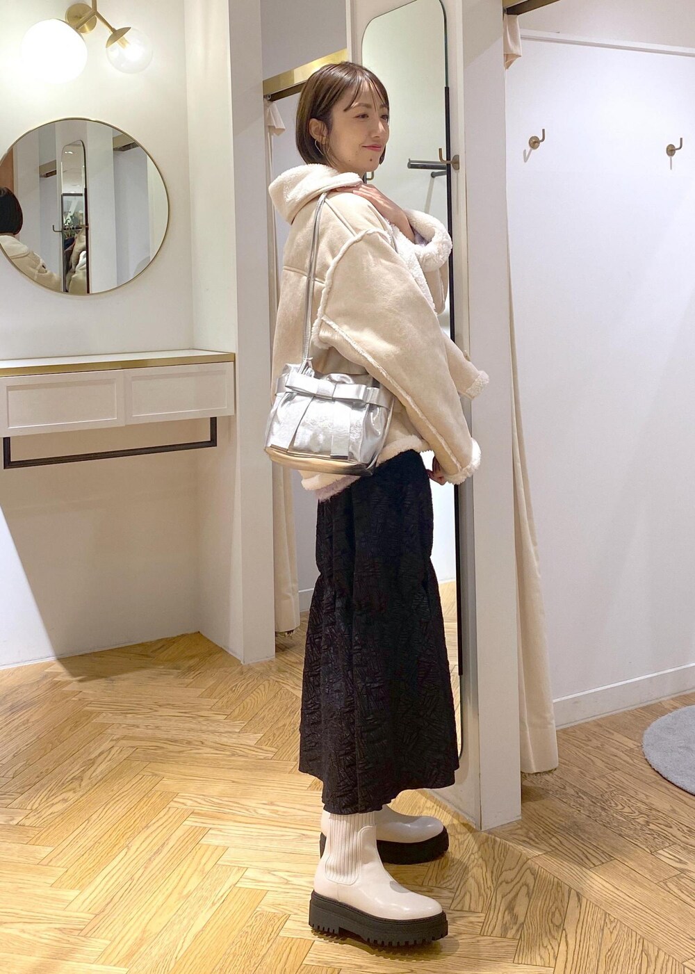 「大人シンプル、キレイめカジュアル、キレイめシンプル、カラーニット、ムートン、ムートンコート、羽織り、アウター、お出かけ、ニットコーデ、初冬コーデ、冬コーデ、デートコーデ、お出かけコーデ、旅行コーデ」｜「Juzeのタンクソールサイドニットブーツ（ブーツ、ホワイト系）」を使った、eric08さん（レディース・166cm）の冬コーディネートの4枚目の写真