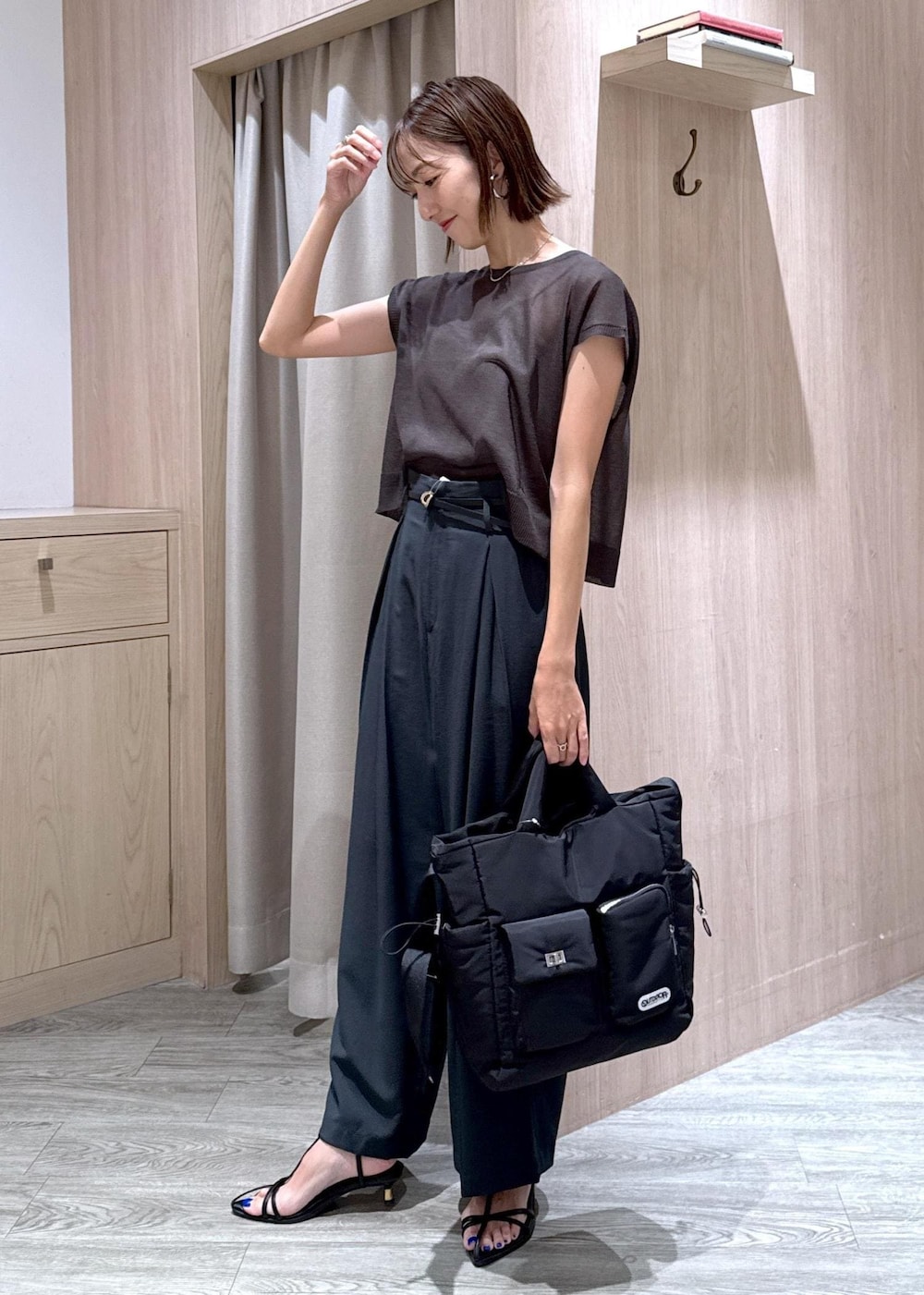 ブラック系のキャミソール、ブラック系のサンダル、グレー系のニット/セーターを着用したレディースの夏コーディネートの2枚目の写真