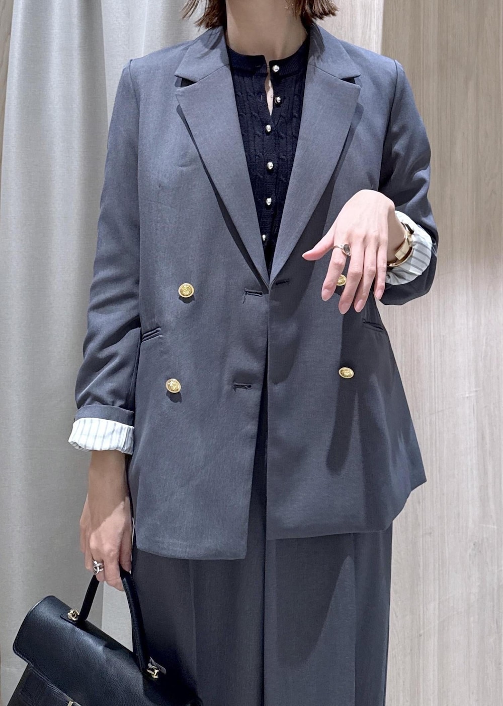 ブルー系のカーディガン/ボレロ、グレー系のその他パンツ、グレー系のテーラードジャケットを着用したレディースの冬コーディネートの6枚目の写真