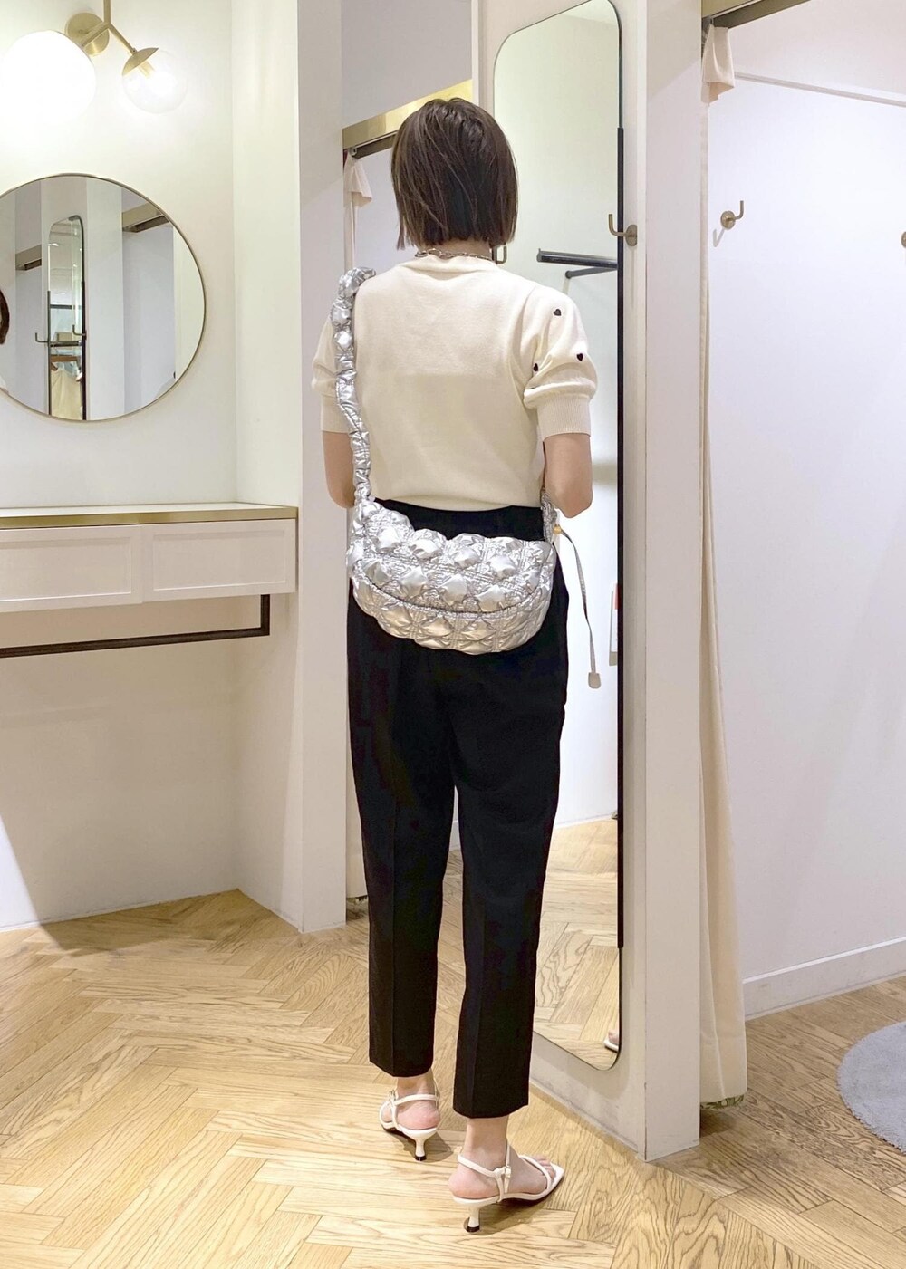 ホワイト系のサンダル、ホワイト系のキャミソール、ホワイト系のニット/セーターを着用したレディースの春コーディネートの3枚目の写真