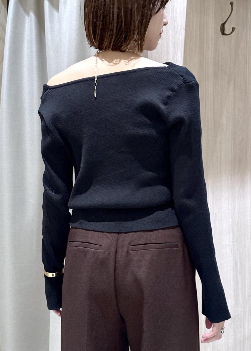ブラウン系のその他パンツ、ブラウン系のショルダーバッグ、ブラック系のニット/セーターを着用したレディースの秋コーディネートの6枚目の写真