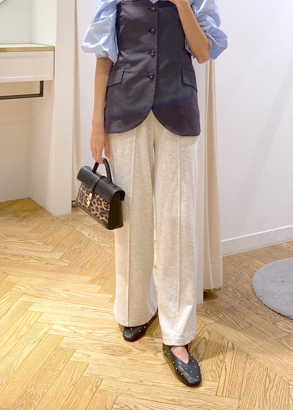 ホワイト系のその他パンツ、ブルー系のシャツ/ブラウス、その他のショルダーバッグを着用したレディースの秋コーディネートの7枚目の写真