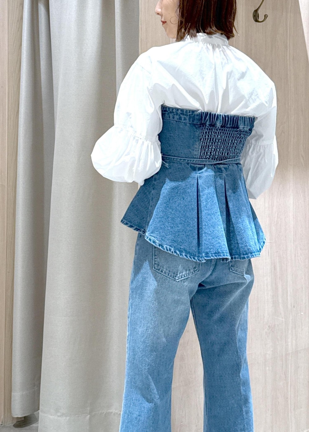 ブラック系のショルダーバッグ、ブルー系のキャミソール、ブルー系のテーラードジャケットを着用したレディースの冬コーディネートの9枚目の写真