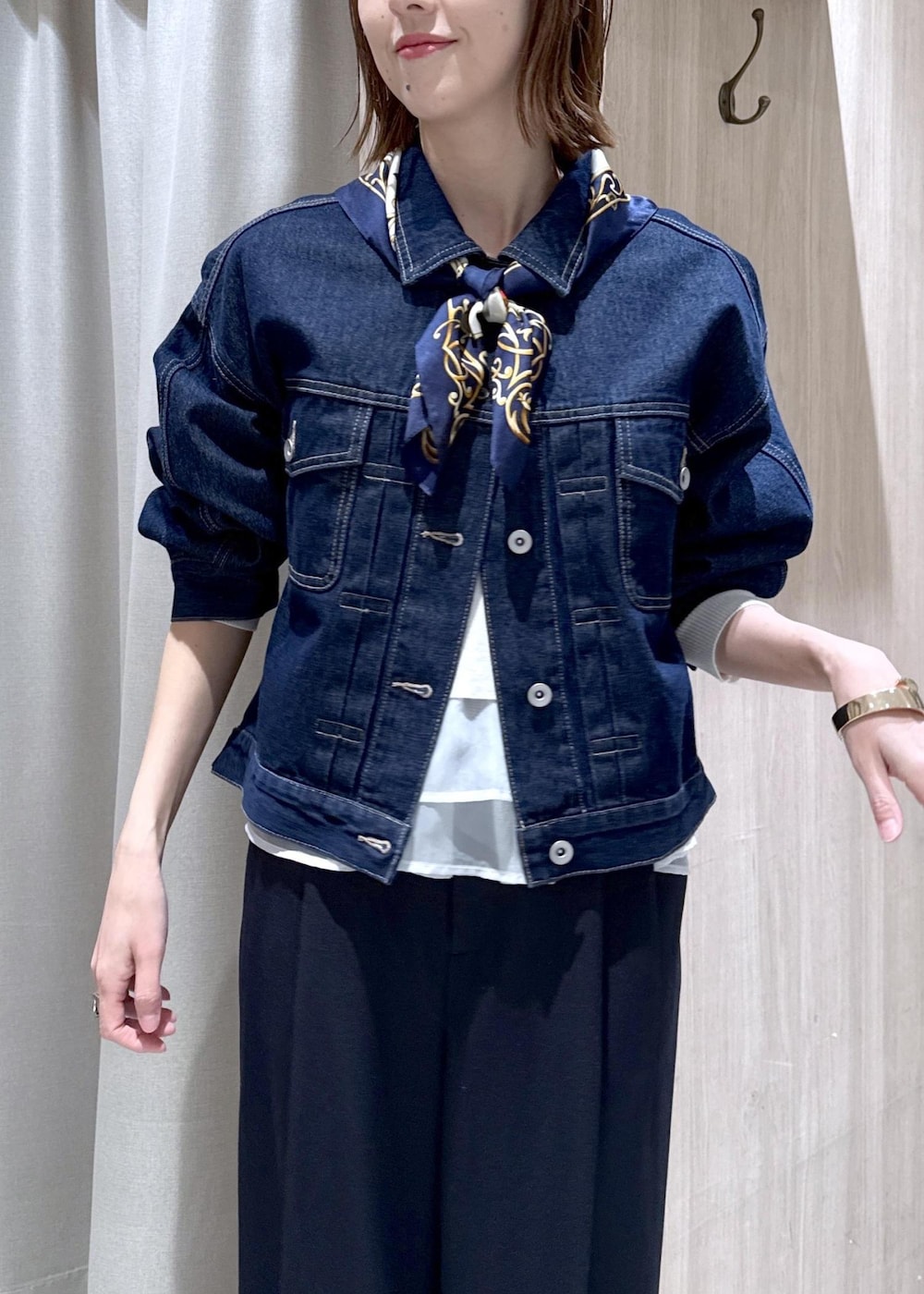 ブルー系のその他パンツ、ブルー系のデニムジャケット、ホワイト系のニット/セーターを着用したレディースの冬コーディネートの7枚目の写真