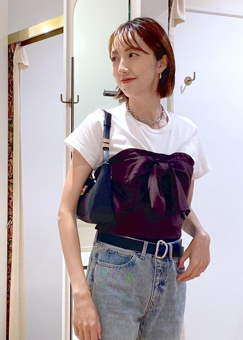 ブラック系のサンダル、ブラウン系のTシャツ/カットソー、ブルー系のデニムパンツを着用したレディースの夏コーディネートの8枚目の写真