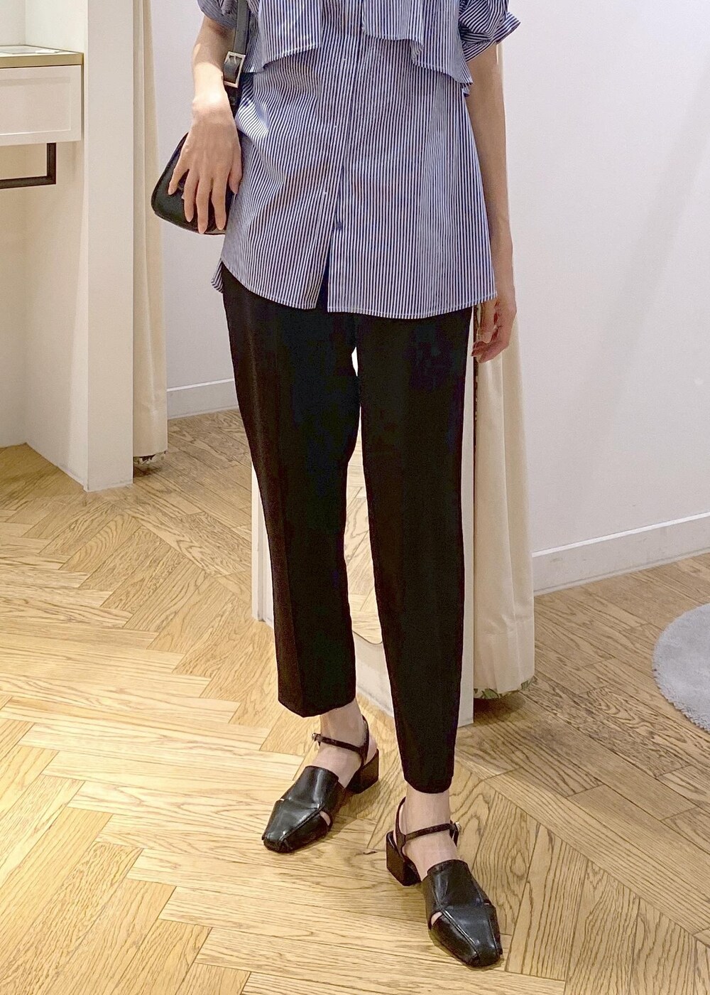 ブラック系のキャミソール、ブラック系のショルダーバッグ、ブラック系のサンダルを着用したレディースの夏コーディネートの4枚目の写真