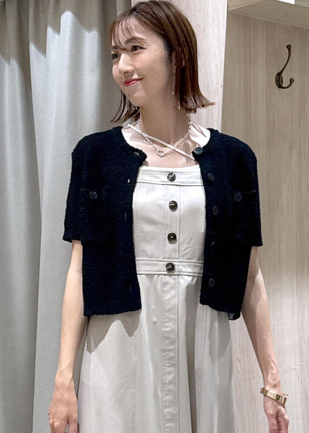 ホワイト系のキャミソール、ブラック系のサンダル、ブラック系のカーディガン/ボレロを着用したレディースの夏コーディネートの8枚目の写真